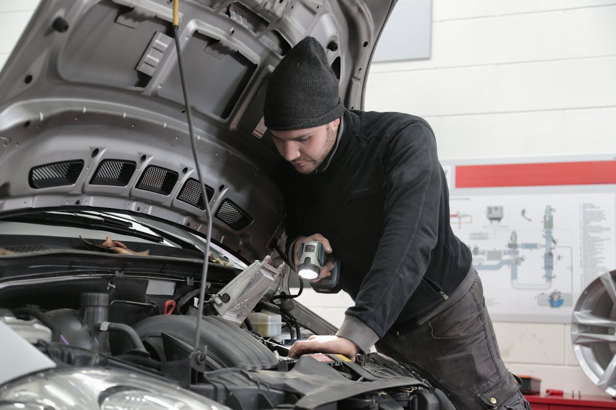 Mechaniker bei Reparaturarbeiten am Fahrzeug